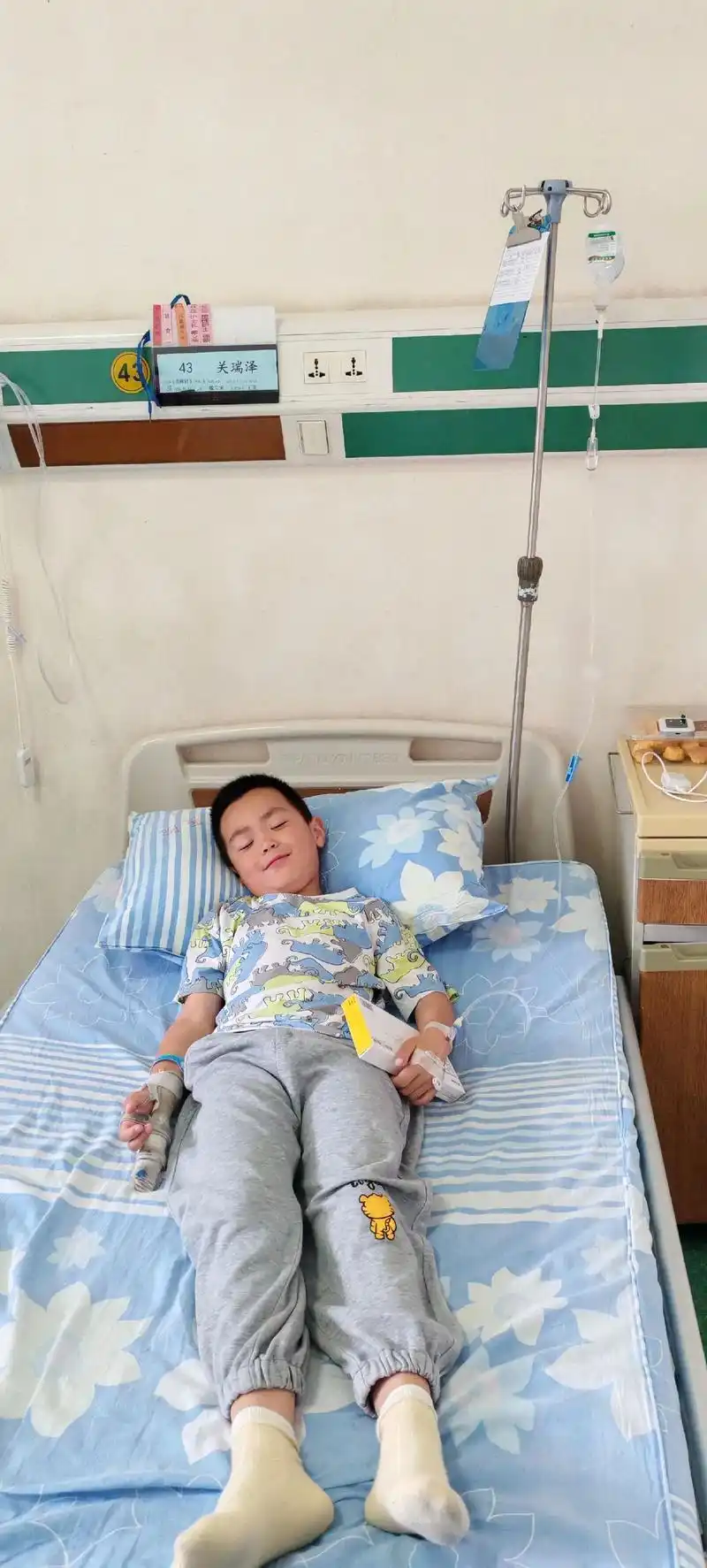 生病住院的滋味不好受啊,快点好起来吧我的小男孩✊✊✊✊