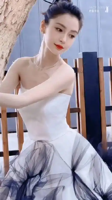 angelababy超话#angelababy墨白花瓣礼裙##angelababy玉簪盘发造型