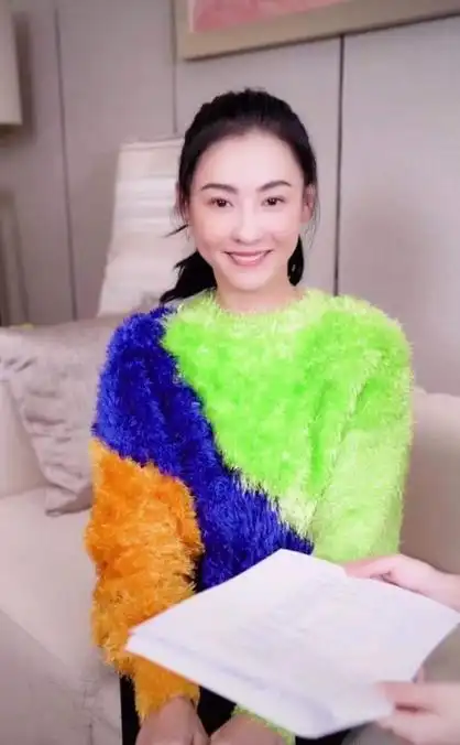 张柏芝晒学生时期证件照 眉眼清秀甜笑可人