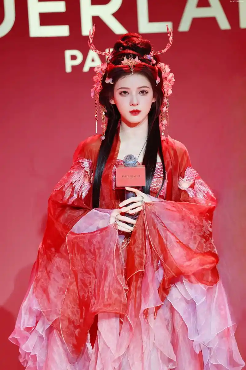 张予曦演绎国风新高度,红衣妆造诠释汉服之美