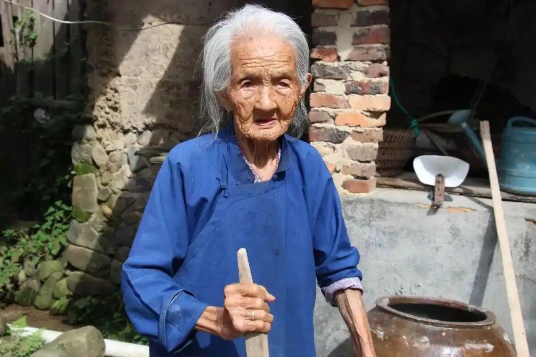 永春一都镇唯一的100岁老人身体硬朗,还会种地瓜!