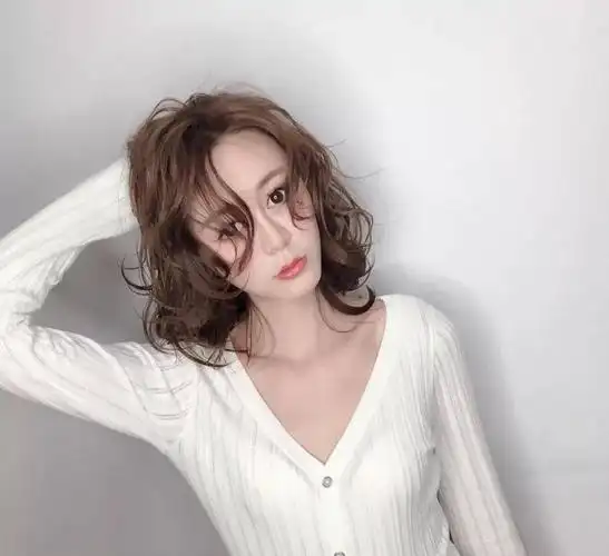 老,可谓是完美的魅力造型设计之一,整体的造型效果自然蓬松女人味十足