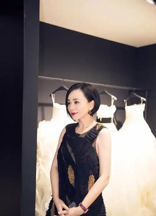 "雪姨"王琳好气色,波波头配吊带裙格外清纯,这哪像50岁的人