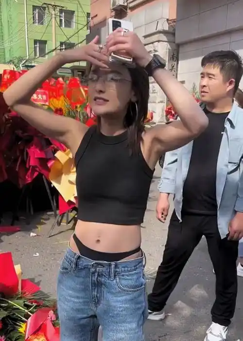 身穿明星古力娜扎同款式内裤外露的比基尼牛仔裤,引起粉丝的好奇和