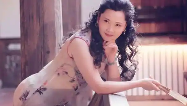 因长相太漂亮无人敢追,父亲为她终身不娶,今61岁依旧优雅又得体