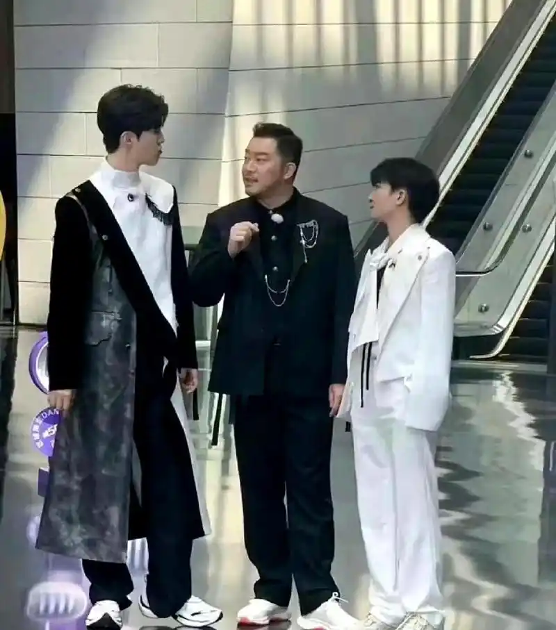 周深身高1.61米,显得格格不入.