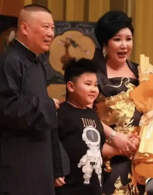 郭德纲妻子近照曝光,身材比普通人更胖,走路需要人搀扶?