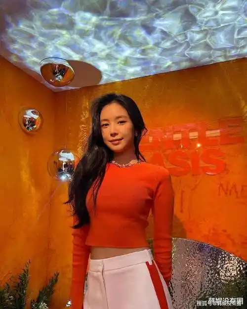 在公开的照片中,孙娜恩身穿红色高腰紧身上衣,搭配红