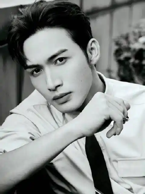 新的一个月开始了, 一身蓝色衬衫上衣成熟稳重……|张彬彬_新浪新闻