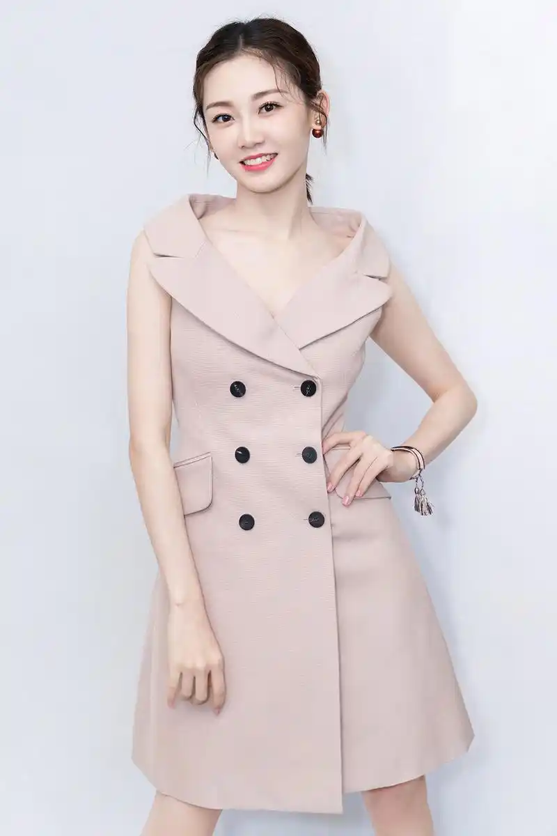 58岁的何超琼不服老,穿粉色的连衣裙走公主风,脸色红润气质好 - 知乎