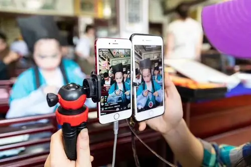 两个手机一起拍,这是"达人"在直播哦.