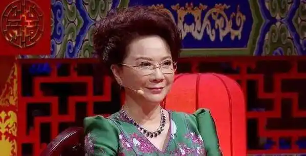 她的表演也非常生动,在小品界独具一格,但其实很早以前蔡明是一位演员