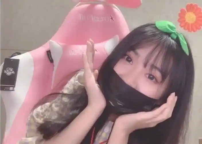 真正斗鱼一姐小团团再晒身材曲线图看清模样后网友p的过分了