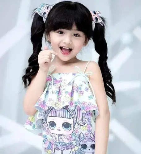 有网友翻出芙瑞雅平日里的日常照,是个很可爱单纯的小姑娘,可舞台上的