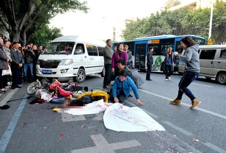 福州公交车碾死10岁男孩 奶奶抱着孙子尸体大哭