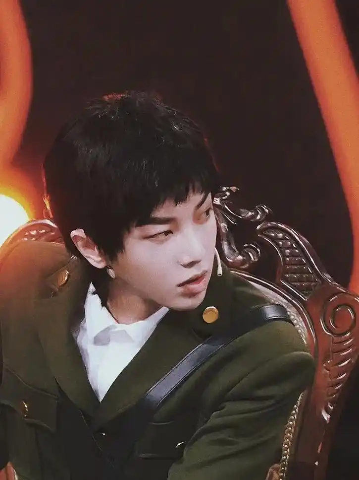 小花 穿军装帅气又可爱94 #华晨宇 #王牌对王牌 #军装  - 抖音