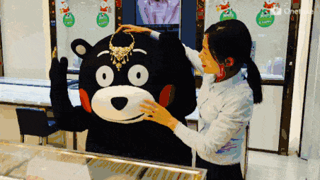 熊送外卖,熊送爱心····· 总之,贱萌贱萌的熊本熊 终于从表情包里