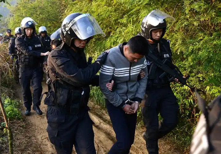 12月9日,犯罪嫌疑人在宾阳县一山区内被南宁警方抓获.