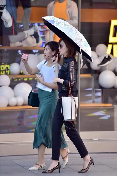 和闺蜜一起逛街,你会如何穿搭服装,会考虑闺蜜的感受么?