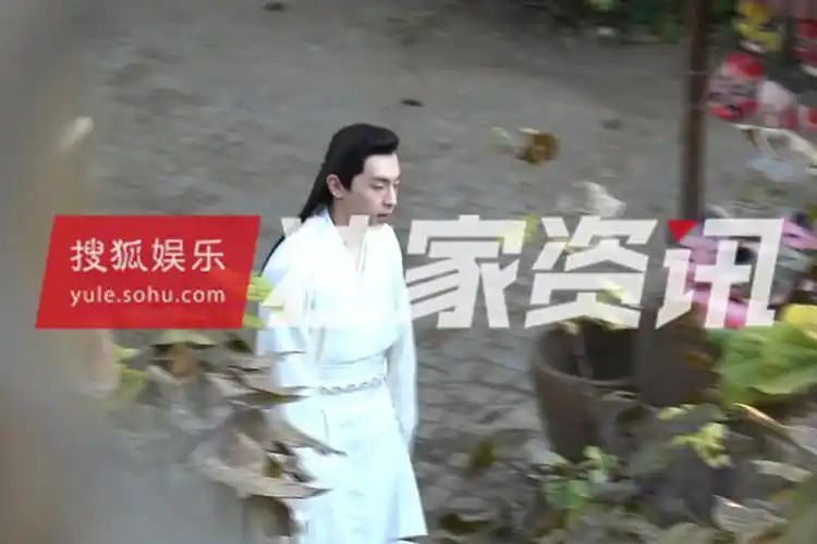 独家邓伦拍戏吊威亚超淡定屋顶大口吃火腿肠充饥