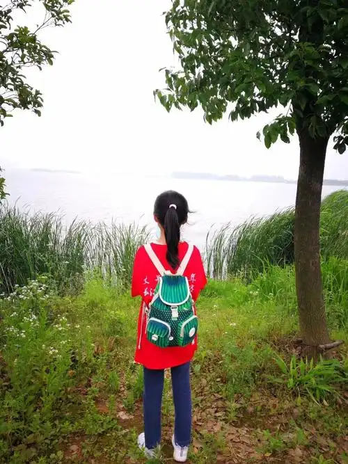 这位小姑娘的背影好熟悉啊,背包好像还是我家的呢!