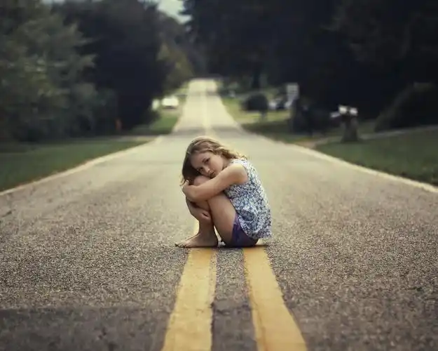 孤独的小女孩壁纸