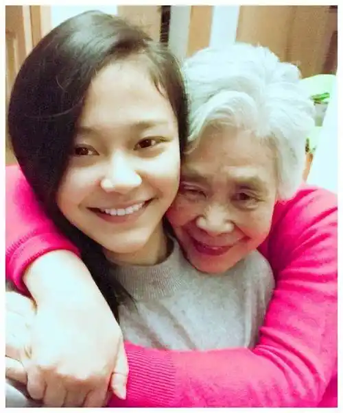 岳红的女儿岳以恩:5个月大时父母分手,妈妈患病后,她一夜长大_姥姥