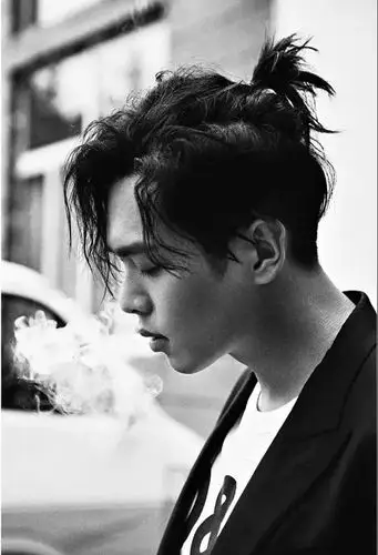 男生夏季长头发怎样扎炫出潮流度 阳光魅力度有所提升的扎发_发型师姐