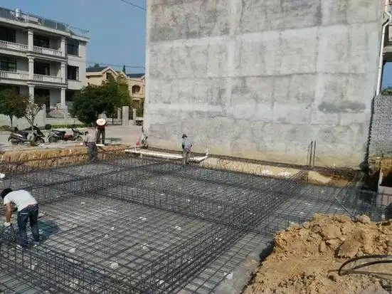 基础混凝土浇好了,钢筋师傅在做压力焊整个满堂红地基用了6吨左右的
