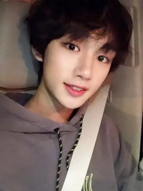 会发现他是一个非常喜欢自拍的大男孩,而且每一张自拍都非常的帅气