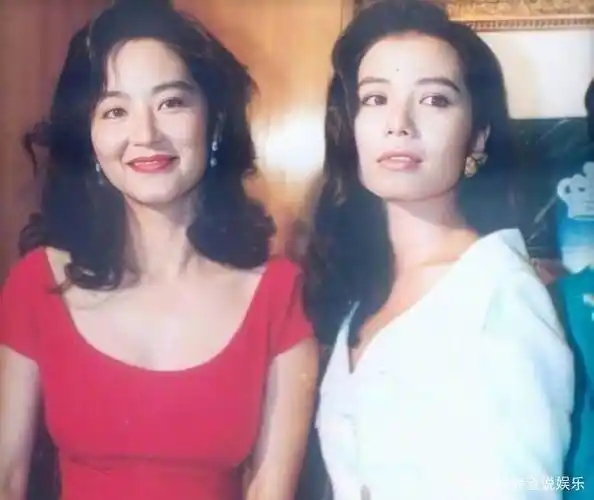 王祖贤与李嘉欣是两位难分胜负的港星女神,李嘉欣作