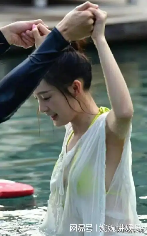 李沁在海边游玩的照片