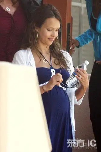 组图:杰西卡-阿尔芭挺大肚亮相 关怀早孕女孩