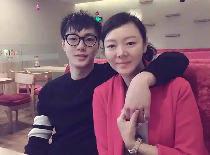 胡明轩妈妈!年近50时尚犹存,皮肤美滑无皱纹,身材依旧时尚