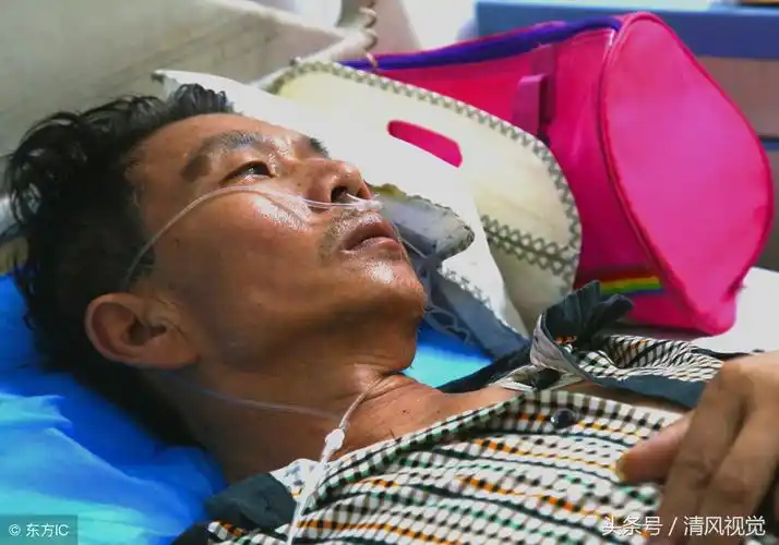 55岁男子肺癌晚期女儿不回家网友大学学费是你爹拖残腿赚的