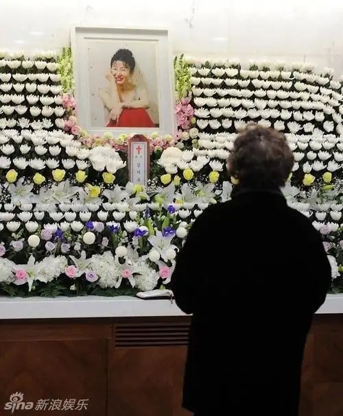 组图:韩女演员金慈玉肺癌去世 亲友泪眼相送(4)