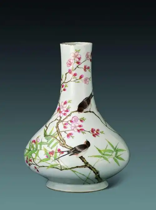 粉彩杏林春燕纹瓶