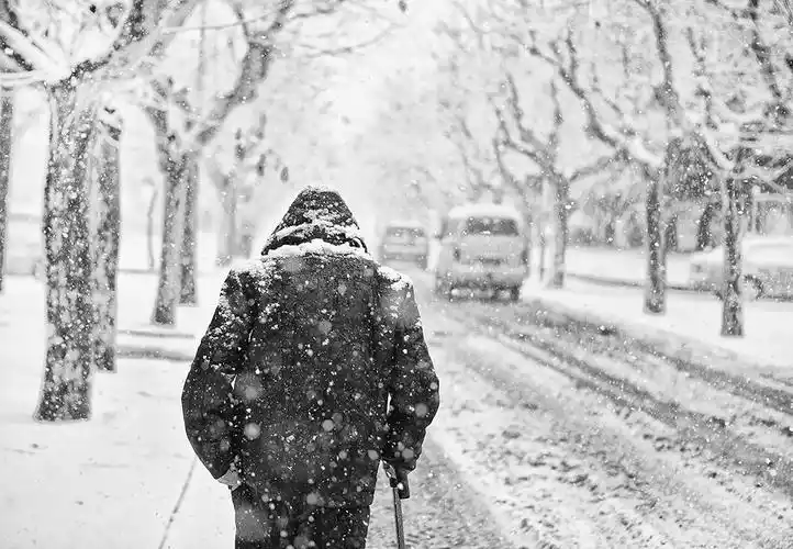 12.03 大连理工大学 背影.满天飞雪,一个老人,杵着拐杖,行走在雪天.