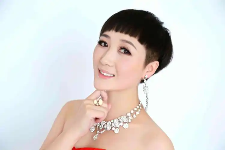 美篇标题:中国著名青年女高音歌唱家王维向全国人民及海内外华人华侨