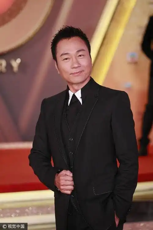 万千星辉贺台庆晚会红毯 郭晋安上演"霸道总裁"与黎耀祥逗趣