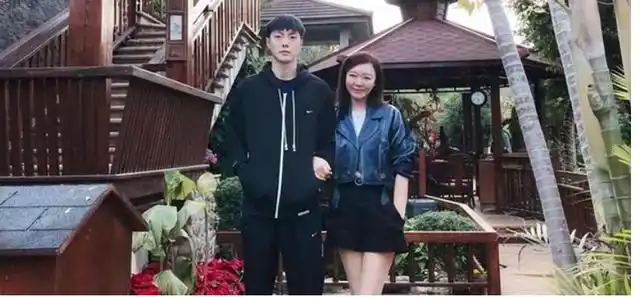 胡明轩66岁父亲近照曝光,晒出自己肌肉,身材十分壮实