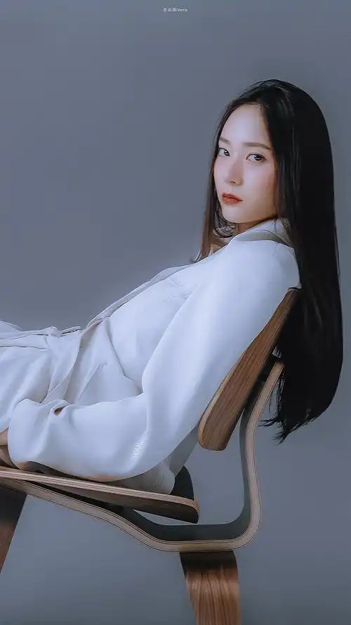 简介:郑秀晶高冷性感写真图片,分享一组郑秀晶图片给大家,图中的明星