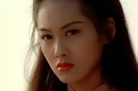 朱茵给人们留下的最深的印象便是她的"紫霞仙子",直到现在回过头来看