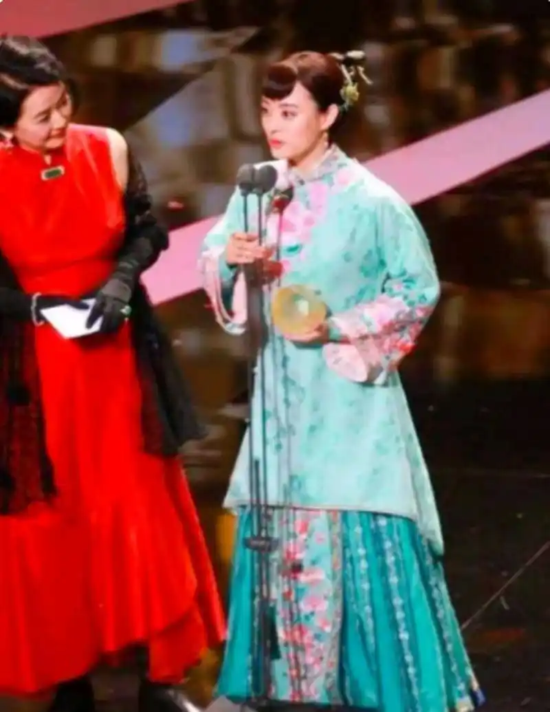 孙俪和胡慧中同框,六十五岁的胡慧中依旧端庄优雅啊!