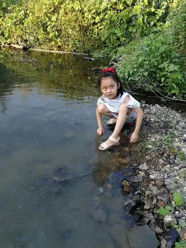 一行人中,小女孩乐乐穿着裙子不方便下水,可是心里非常渴望也能下水