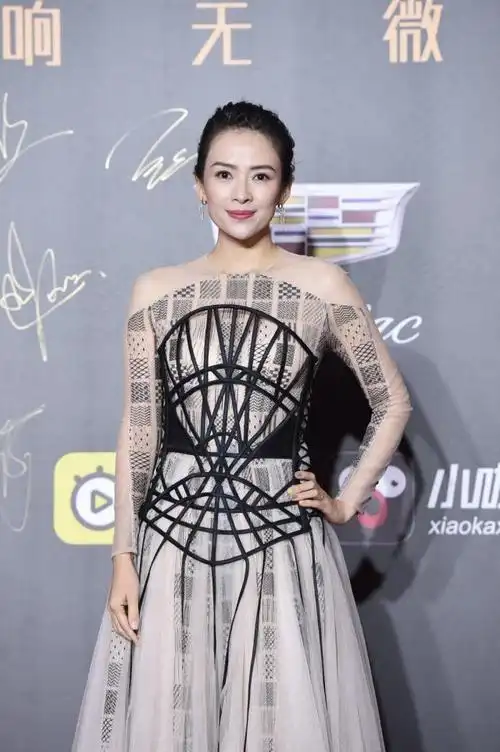 章子怡穿蜘蛛裙也挺美薄纱礼裙气质变温柔但暴露肩宽手臂粗