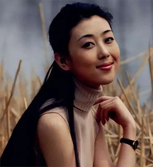 央视主持人李红:经历逃婚,被造谣拜金嫁豪门,如今44岁婚姻成谜