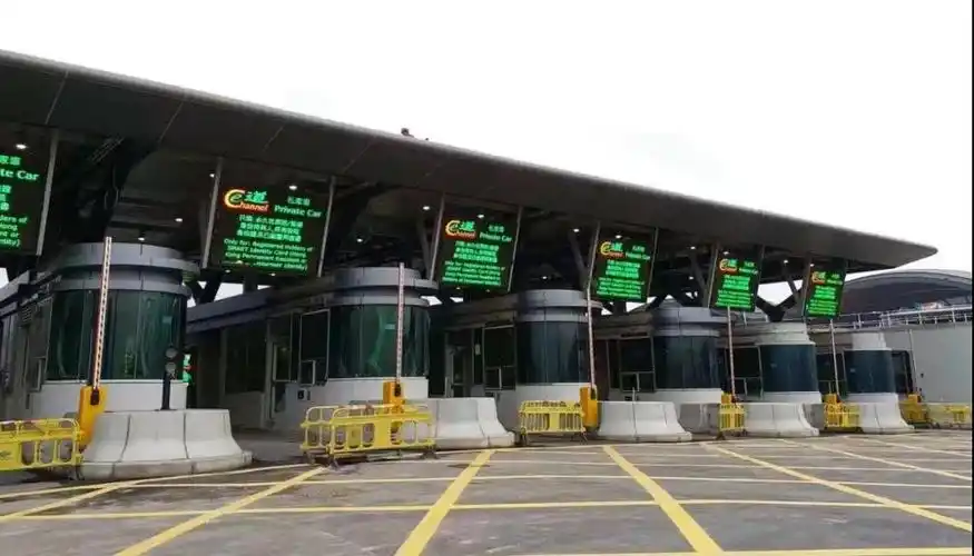 由联建光电为港珠澳大桥香港段口岸收费站量身定制的232套高架led信息