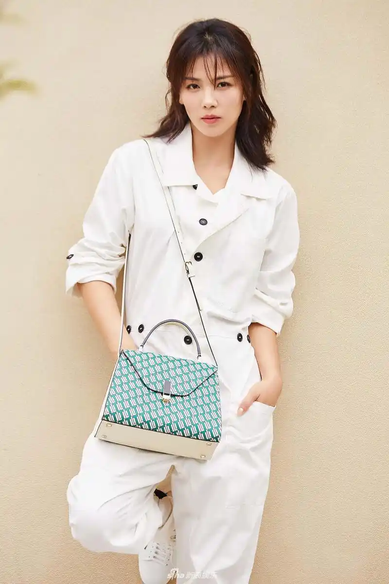 刘涛早秋街拍潇洒干练 自信演绎率真街头风