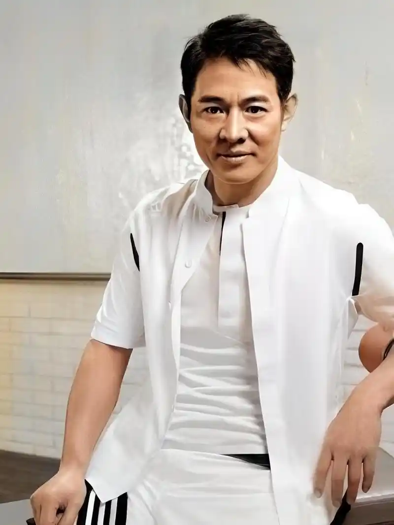 1983年,李连杰英俊年轻时,这张照片是在人民大会堂拍摄的.